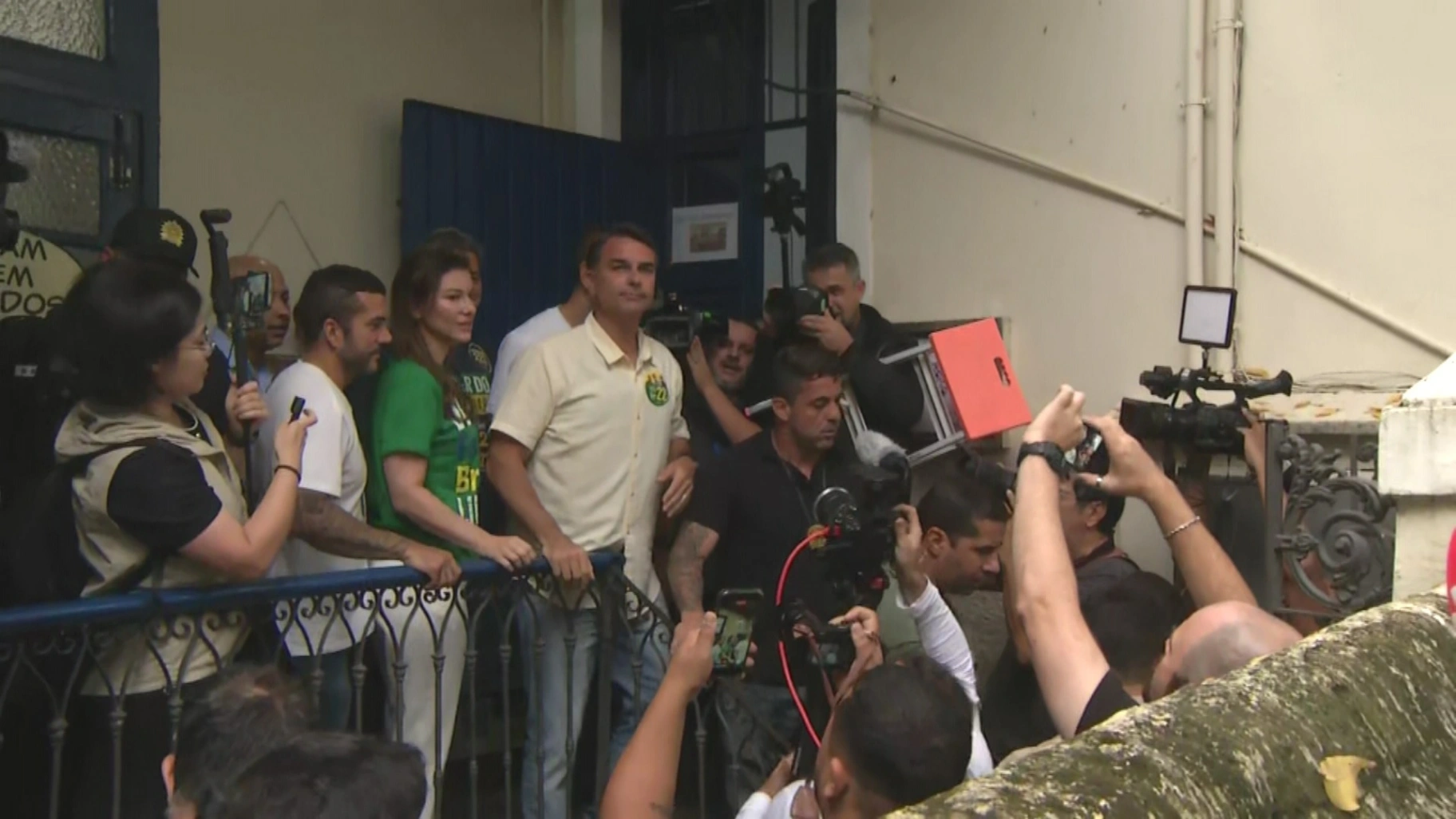 Flávio Bolsonaro vota no Rio e é o primeiro presidenciável a ir às urnas