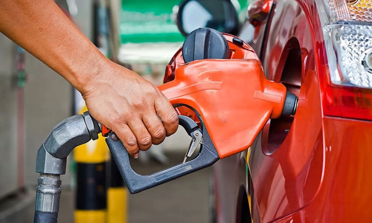 Governo Lula zera impostos federais sobre gasolina e dá subvenção extra ao diesel a 16 dias do segundo turno