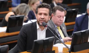André Janones é internado em UTI após episódio de arritmia