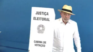 Lula diz que eleitor vai optar entre democracia ou barbárie