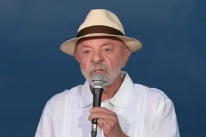 Lula chama saída de Flávio de “vergonhosa” e fala em “lamber botas”