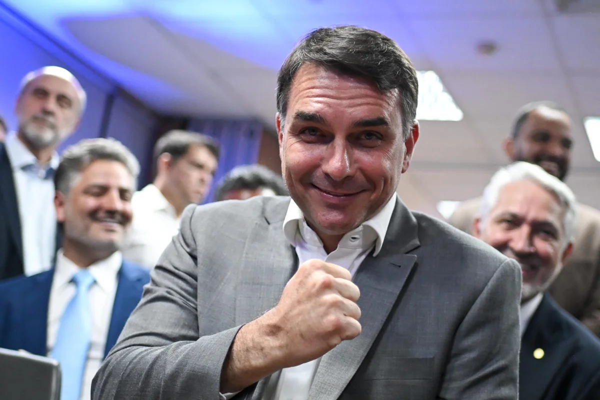 Flávio mira maioridade penal para revidar Lula após 6×1