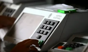 Queda da abstenção levou 3 milhões às urnas e virou o jogo